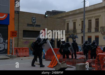 Am 23. November 2019 stehen Soldaten auf dem Bolivar-Platz in der Innenstadt von Bogota Wache, nachdem Massendemonstrationen gegen die rechte Regierung von Präsident Ivan Duque stattfanden. (Foto von Vanessa Gonzalez/NurPhoto) Stockfoto