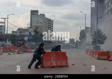 Am dritten Tag der Proteste in Kolumbien mit schwer verletzten Menschen in Bogota, Kolumbien, am 23. November 2019 intervenieren Protestergruppen, um sie zu zerstreuen. (Foto von Vanessa Gonzalez/NurPhoto) Stockfoto