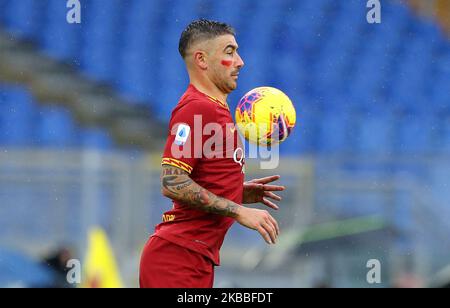 Aleksandar Kolarov von Roma in Aktion mit einer roten Markierung auf dem Gesicht in der Kampagne zur Beendigung der häuslichen Gewalt gegen Frauen während des Serie-A-Spiels ALS Roma gegen Brescia FC im Olimpico-Stadion in Rom, Italien am 24. November 2019 (Foto: Matteo Ciambelli/NurPhoto) Stockfoto