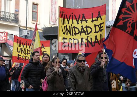 Mitglieder der rechtsextremen Gruppe Falange halten ein riesiges Banner mit der Aufschrift „'Fo Spain Unity'“ während einer Demonstration zum Gedenken an Spaniens langjährigen Diktator General Francisco Franco am 24. November 2019 in Madrid, um des 44.. Todestages zu gedenken. (Foto von Oscar Gonzalez/NurPhoto) Stockfoto