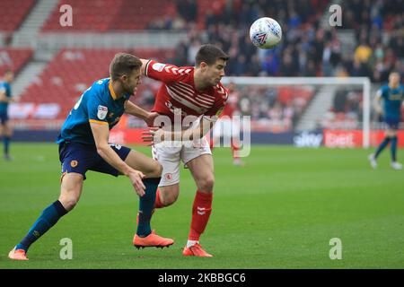 Callum Elder von Hull City kämpft während des Sky Bet Championship-Spiels zwischen Middlesbrough und Hull City am Sonntag, dem 24.. November 2019, im Riverside Stadium in Middlesbrough um den Besitz von Paddy McNair aus Middlesbrough. (Foto von Mark Fletcher /MI News/NurPhoto) Stockfoto