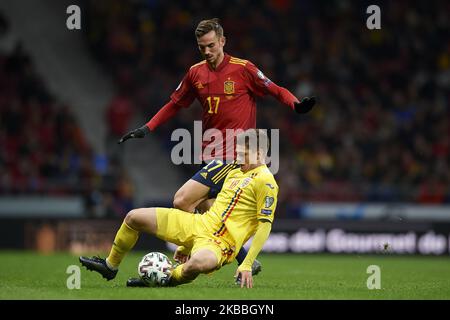 Fabian Ruiz (SSC Napoli) aus Spanien und Razvan Marin (Ajax Amsterdam) aus Rumänien konkurrieren während der UEFA Euro 2020 Qualifier zwischen Spanien und Rumänien am 18. November 2019 in Madrid, Spanien, um den Ball. (Foto von Jose Breton/Pics Action/NurPhoto) Stockfoto