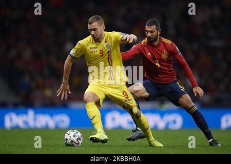 George Puscas (Reading FC) aus Rumänien und Raul Albiol (Villarreal CF) aus Spanien kämpfen während der UEFA Euro 2020 Qualifikation zwischen Spanien und Rumänien am 18. November 2019 in Madrid, Spanien, um den Ball. (Foto von Jose Breton/Pics Action/NurPhoto) Stockfoto