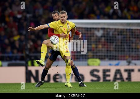 George Puscas (Reading FC) aus Rumänien und Raul Albiol (Villarreal CF) aus Spanien kämpfen während der UEFA Euro 2020 Qualifikation zwischen Spanien und Rumänien am 18. November 2019 in Madrid, Spanien, um den Ball. (Foto von Jose Breton/Pics Action/NurPhoto) Stockfoto