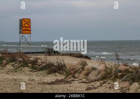 Am 23. November 2019 wird in Mechelinki Polen, Polen, in der Puck Bay (Ostsee) von der Kavernenspülung des staatlichen Gasunternehmens PGNiG eine Pipeline-Deponierung von Sole in die Puck Bay (Ostsee) durchgeführt. Fischer und Umweltschützer warnen, dass die Fische aufgrund des Abflusses der Sole in das Meer krank werden und sterben. Jeder dritte Fisch in der Bucht ist krank, hat eine Atrophie des Augengewebes und Wunden am Körper. (Foto von Michal Fludra/NurPhoto) Stockfoto