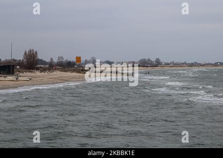 Am 23. November 2019 wird in Mechelinki Polen, Polen, in der Puck Bay (Ostsee) von der Kavernenspülung des staatlichen Gasunternehmens PGNiG eine Pipeline-Deponierung von Sole in die Puck Bay (Ostsee) durchgeführt. Fischer und Umweltschützer warnen, dass die Fische aufgrund des Abflusses der Sole in das Meer krank werden und sterben. Jeder dritte Fisch in der Bucht ist krank, hat eine Atrophie des Augengewebes und Wunden am Körper. (Foto von Michal Fludra/NurPhoto) Stockfoto