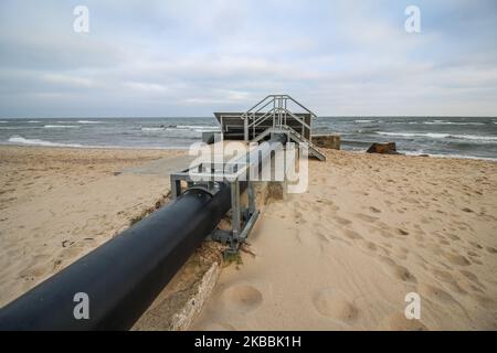 Am 23. November 2019 wird in Mechelinki Polen, Polen, in der Puck Bay (Ostsee) von der Kavernenspülung des staatlichen Gasunternehmens PGNiG eine Pipeline-Deponierung von Sole in die Puck Bay (Ostsee) durchgeführt. Fischer und Umweltschützer warnen, dass die Fische aufgrund des Abflusses der Sole in das Meer krank werden und sterben. Jeder dritte Fisch in der Bucht ist krank, hat eine Atrophie des Augengewebes und Wunden am Körper. (Foto von Michal Fludra/NurPhoto) Stockfoto