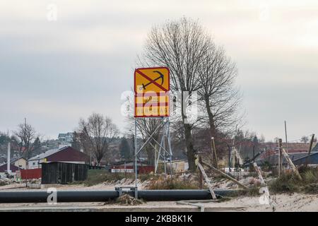 Am 23. November 2019 wird in Mechelinki Polen, Polen, in der Puck Bay (Ostsee) von der Kavernenspülung des staatlichen Gasunternehmens PGNiG eine Pipeline-Deponierung von Sole in die Puck Bay (Ostsee) durchgeführt. Fischer und Umweltschützer warnen, dass die Fische aufgrund des Abflusses der Sole in das Meer krank werden und sterben. Jeder dritte Fisch in der Bucht ist krank, hat eine Atrophie des Augengewebes und Wunden am Körper. (Foto von Michal Fludra/NurPhoto) Stockfoto