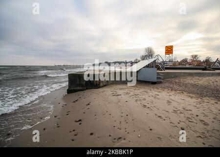 Am 23. November 2019 wird in Mechelinki Polen, Polen, in der Puck Bay (Ostsee) von der Kavernenspülung des staatlichen Gasunternehmens PGNiG eine Pipeline-Deponierung von Sole in die Puck Bay (Ostsee) durchgeführt. Fischer und Umweltschützer warnen, dass die Fische aufgrund des Abflusses der Sole in das Meer krank werden und sterben. Jeder dritte Fisch in der Bucht ist krank, hat eine Atrophie des Augengewebes und Wunden am Körper. (Foto von Michal Fludra/NurPhoto) Stockfoto