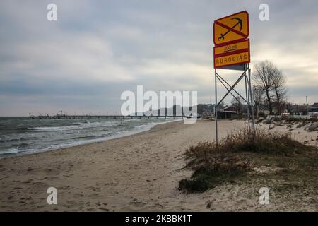 Am 23. November 2019 wird in Mechelinki Polen, Polen, in der Puck Bay (Ostsee) von der Kavernenspülung des staatlichen Gasunternehmens PGNiG eine Pipeline-Deponierung von Sole in die Puck Bay (Ostsee) durchgeführt. Fischer und Umweltschützer warnen, dass die Fische aufgrund des Abflusses der Sole in das Meer krank werden und sterben. Jeder dritte Fisch in der Bucht ist krank, hat eine Atrophie des Augengewebes und Wunden am Körper. (Foto von Michal Fludra/NurPhoto) Stockfoto