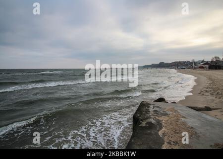 Am 23. November 2019 wird in Mechelinki Polen, Polen, in der Puck Bay (Ostsee) von der Kavernenspülung des staatlichen Gasunternehmens PGNiG eine Pipeline-Deponierung von Sole in die Puck Bay (Ostsee) durchgeführt. Fischer und Umweltschützer warnen, dass die Fische aufgrund des Abflusses der Sole in das Meer krank werden und sterben. Jeder dritte Fisch in der Bucht ist krank, hat eine Atrophie des Augengewebes und Wunden am Körper. (Foto von Michal Fludra/NurPhoto) Stockfoto