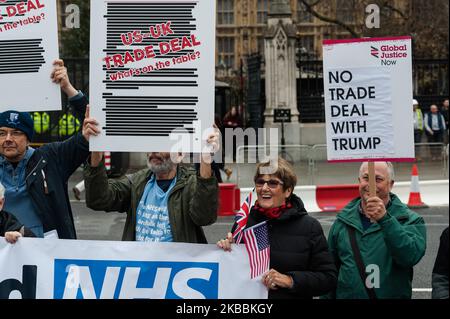 Aktivisten, die den staatlichen Gesundheitsdienst (NHS) halten, versammeln sich vor dem Parlament, um am 25. November 2019 in London, England, ein Ende der Privatisierung des Gesundheitswesens im NHS zu fordern. Demonstranten protestieren gegen die Einbeziehung des NHS in ein Handelsabkommen zwischen Großbritannien und den USA nach dem Brexit. (Foto von Wiktor Szymanowicz/NurPhoto) Stockfoto
