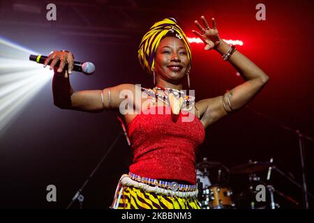 Fatoumata Diawara tritt am 26. November 2019 in Mailand, Italien, bei Magazzini Generali auf. Fatoumata Diawara ist eine malische Singer-Songwriterin und wurde mehrfach für den Grammy Award nominiert. Für ihr Album Fenfo erhielt sie zwei Nominierungen bei den Annual Grammy Awards 61. für das beste Weltmusikalbum und für die beste Tanzaufnahme für Ultimatum mit der englischen Band Disclosure (Foto: Mairo Cinquetti/NurPhoto) Stockfoto