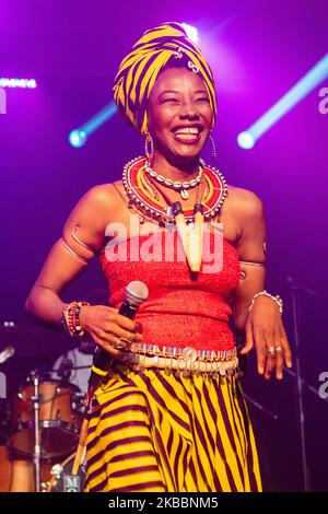 Fatoumata Diawara tritt am 26. November 2019 in Mailand, Italien, bei Magazzini Generali auf. Fatoumata Diawara ist eine malische Singer-Songwriterin und wurde mehrfach für den Grammy Award nominiert. Für ihr Album Fenfo erhielt sie zwei Nominierungen bei den Annual Grammy Awards 61. für das beste Weltmusikalbum und für die beste Tanzaufnahme für Ultimatum mit der englischen Band Disclosure (Foto: Mairo Cinquetti/NurPhoto) Stockfoto