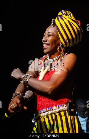 Fatoumata Diawara tritt am 26. November 2019 in Mailand, Italien, bei Magazzini Generali auf. Fatoumata Diawara ist eine malische Singer-Songwriterin und wurde mehrfach für den Grammy Award nominiert. Für ihr Album Fenfo erhielt sie zwei Nominierungen bei den Annual Grammy Awards 61. für das beste Weltmusikalbum und für die beste Tanzaufnahme für Ultimatum mit der englischen Band Disclosure (Foto: Mairo Cinquetti/NurPhoto) Stockfoto