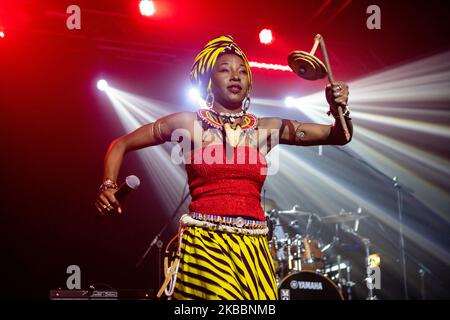 Fatoumata Diawara tritt am 26. November 2019 in Mailand, Italien, bei Magazzini Generali auf. Fatoumata Diawara ist eine malische Singer-Songwriterin und wurde mehrfach für den Grammy Award nominiert. Für ihr Album Fenfo erhielt sie zwei Nominierungen bei den Annual Grammy Awards 61. für das beste Weltmusikalbum und für die beste Tanzaufnahme für Ultimatum mit der englischen Band Disclosure (Foto: Mairo Cinquetti/NurPhoto) Stockfoto