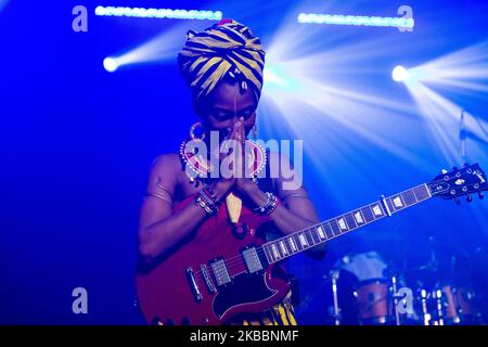 Fatoumata Diawara tritt am 26. November 2019 in Mailand, Italien, bei Magazzini Generali auf. Fatoumata Diawara ist eine malische Singer-Songwriterin und wurde mehrfach für den Grammy Award nominiert. Für ihr Album Fenfo erhielt sie zwei Nominierungen bei den Annual Grammy Awards 61. für das beste Weltmusikalbum und für die beste Tanzaufnahme für Ultimatum mit der englischen Band Disclosure (Foto: Mairo Cinquetti/NurPhoto) Stockfoto