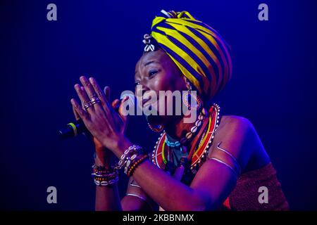 Fatoumata Diawara tritt am 26. November 2019 in Mailand, Italien, bei Magazzini Generali auf. Fatoumata Diawara ist eine malische Singer-Songwriterin und wurde mehrfach für den Grammy Award nominiert. Für ihr Album Fenfo erhielt sie zwei Nominierungen bei den Annual Grammy Awards 61. für das beste Weltmusikalbum und für die beste Tanzaufnahme für Ultimatum mit der englischen Band Disclosure (Foto: Mairo Cinquetti/NurPhoto) Stockfoto