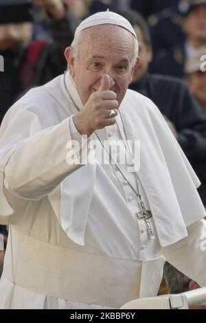 Papst Franziskus winkt den Gläubigen zu, als er am Mittwoch, den 27. November 2019, zu seiner wöchentlichen Generalaudienz auf dem Petersplatz im Vatikan eintrifft. (Foto von Massimo Valicchia/NurPhoto) Stockfoto