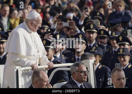 Papst Franziskus winkt den Gläubigen zu, als er am Mittwoch, den 27. November 2019, zu seiner wöchentlichen Generalaudienz auf dem Petersplatz im Vatikan eintrifft. (Foto von Massimo Valicchia/NurPhoto) Stockfoto