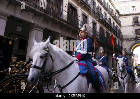 Eintritt in die Zeit der Kaisergarde, um den Schauspieler bei der Übergabe der Beglaubigungsschreiben an den König von Spanien zu begleiten, alle in Kostümen aus der Zeit von Carlos III und mit Original-Garnisonen des neunzehnten Jahrhunderts gekleidet. Zur Freude der Touristen haben die Diplomaten das Stadtzentrum in den National Heritage Floats überquert. Am 27. November 2019 in Madrid, Spanien. (Foto von Oscar Gonzalez/NurPhoto) Stockfoto