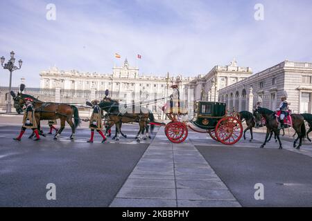 Eintritt in die Zeit der Kaisergarde, um den Schauspieler bei der Übergabe der Beglaubigungsschreiben an den König von Spanien zu begleiten, alle in Kostümen aus der Zeit von Carlos III und mit Original-Garnisonen des neunzehnten Jahrhunderts gekleidet. Zur Freude der Touristen haben die Diplomaten das Stadtzentrum in den National Heritage Floats überquert. Am 27. November 2019 in Madrid, Spanien. (Foto von Oscar Gonzalez/NurPhoto) Stockfoto