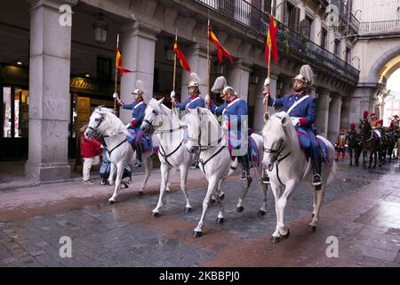 Eintritt in die Zeit der Kaisergarde, um den Schauspieler bei der Übergabe der Beglaubigungsschreiben an den König von Spanien zu begleiten, alle in Kostümen aus der Zeit von Carlos III und mit Original-Garnisonen des neunzehnten Jahrhunderts gekleidet. Zur Freude der Touristen haben die Diplomaten das Stadtzentrum in den National Heritage Floats überquert. Am 27. November 2019 in Madrid, Spanien. (Foto von Oscar Gonzalez/NurPhoto) Stockfoto