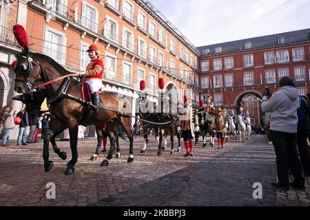 Eintritt in die Zeit der Kaisergarde, um den Schauspieler bei der Übergabe der Beglaubigungsschreiben an den König von Spanien zu begleiten, alle in Kostümen aus der Zeit von Carlos III und mit Original-Garnisonen des neunzehnten Jahrhunderts gekleidet. Zur Freude der Touristen haben die Diplomaten das Stadtzentrum in den National Heritage Floats überquert. Am 27. November 2019 in Madrid, Spanien. (Foto von Oscar Gonzalez/NurPhoto) Stockfoto