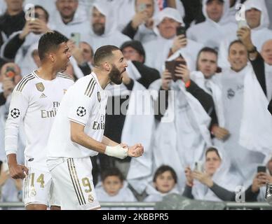 Real Madrids französischer Stürmer Karim Benzema feiert sein Tor während des Fußballspiels der UEFA Champions League-Gruppe A gegen den FC Paris Saint-Germain am 26. November 2019 im Santiago Bernabeu-Stadion in Madrid. (Foto von Raddad Jebarah/NurPhoto) Stockfoto