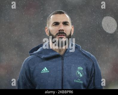 Der französische Stürmer Karim Benzema von Real Madrid blickt auf das Champions-League-Spiel zwischen Real Madrid und Paris im Estadio Santiago Bernabeu am 26. November 2019 in Madrid, Spanien, zurück. (Foto von Raddad Jebarah/NurPhoto) Stockfoto