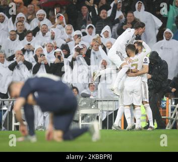 Karim Benzema von Real Madrid feiert mit seinen Teamkollegen das zweite Tor seines Teams während der UEFA Champions League-Gruppe Ein Spiel zwischen Real Madrid und Paris Saint-Germain am 26. November 2019 in Bernabeu in Madrid, Spanien. (Foto von Raddad Jebarah/NurPhoto) Stockfoto
