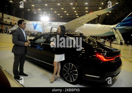 Fünfzehn BMW M-Serienwagen des M Owners Club Indonesia wurden am 27. November 2019 im Garuda Maintenance Facility in Tangerang zur Markteinführung des Garuda Indonesia Airbus A330-900 Neo eingesetzt. BMW Indonesia und Garuda Indonesia sind strategische Partner bei „First Class Flying Experience“, die Limousinen der BMW 7-Serie für Garuda Indonesia First Class-Passagiere anbietet. (Foto von Dasril Roszandi/NurPhoto) Stockfoto