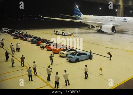 Fünfzehn BMW M-Serienwagen des M Owners Club Indonesia wurden am 27. November 2019 im Garuda Maintenance Facility in Tangerang zur Markteinführung des Garuda Indonesia Airbus A330-900 Neo eingesetzt. BMW Indonesia und Garuda Indonesia sind strategische Partner bei „First Class Flying Experience“, die Limousinen der BMW 7-Serie für Garuda Indonesia First Class-Passagiere anbietet. (Foto von Dasril Roszandi/NurPhoto) Stockfoto