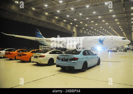 Fünfzehn BMW M-Serienwagen des M Owners Club Indonesia wurden am 27. November 2019 im Garuda Maintenance Facility in Tangerang zur Markteinführung des Garuda Indonesia Airbus A330-900 Neo eingesetzt. BMW Indonesia und Garuda Indonesia sind strategische Partner bei „First Class Flying Experience“, die Limousinen der BMW 7-Serie für Garuda Indonesia First Class-Passagiere anbietet. (Foto von Dasril Roszandi/NurPhoto) Stockfoto