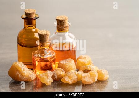 Weihrauch oder Olibanum aromatisches Harz isoliert auf weißem Hintergrund in Weihrauch und Parfüms verwendet. Stockfoto