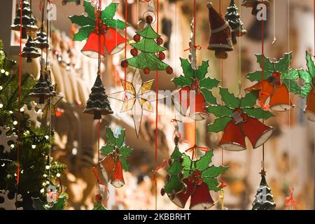 Blick auf ein Schaufenster mit Weihnachtsschmuck in der Krakauer Altstadt. Am Mittwoch, den 27. November 2019, in Krakau, Woiwodschaft Kleinpolen, Polen. (Foto von Artur Widak/NurPhoto) Stockfoto