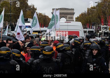 Rund hundert Bauern gossen Stroh auf die Champs-Elysées, bevor sie am Mittwoch, den 27. November 2019, von der Polizei umzingelt wurden. Auf Initiative der Landwirtschaftsgewerkschaften FNSEA und der Jeunes Agriculteurs (ja) übernahmen etwa tausend Traktoren und Bauern die Pariser Ringstraße und organisierten eine Verkehrsblockade, um gegen die Anti-Pestizid-Befehle und das, was sie Agribashing nennen, zu protestieren. Sie besetzten die Peripherie und kurz die Champs-Elysées, während sie darauf warteten, vom zuständigen Minister und einem Vertreter des Elysée empfangen zu werden. (Foto von Samuel Boivin/NurPhoto) Stockfoto