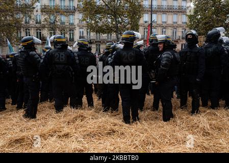 Rund hundert Bauern gossen Stroh auf die Champs-Elysées, bevor sie am Mittwoch, den 27. November 2019, von der Polizei umzingelt wurden. Auf Initiative der Landwirtschaftsgewerkschaften FNSEA und der Jeunes Agriculteurs (ja) übernahmen etwa tausend Traktoren und Bauern die Pariser Ringstraße und organisierten eine Verkehrsblockade, um gegen die Anti-Pestizid-Befehle und das, was sie Agribashing nennen, zu protestieren. Sie besetzten die Peripherie und kurz die Champs-Elysées, während sie darauf warteten, vom zuständigen Minister und einem Vertreter des Elysée empfangen zu werden. (Foto von Samuel Boivin/NurPhoto) Stockfoto