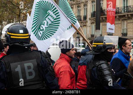 Rund hundert Bauern gossen Stroh auf die Champs-Elysées, bevor sie am Mittwoch, den 27. November 2019, von der Polizei umzingelt wurden. Auf Initiative der Landwirtschaftsgewerkschaften FNSEA und der Jeunes Agriculteurs (ja) übernahmen etwa tausend Traktoren und Bauern die Pariser Ringstraße und organisierten eine Verkehrsblockade, um gegen die Anti-Pestizid-Befehle und das, was sie Agribashing nennen, zu protestieren. Sie besetzten die Peripherie und kurz die Champs-Elysées, während sie darauf warteten, vom zuständigen Minister und einem Vertreter des Elysée empfangen zu werden. (Foto von Samuel Boivin/NurPhoto) Stockfoto