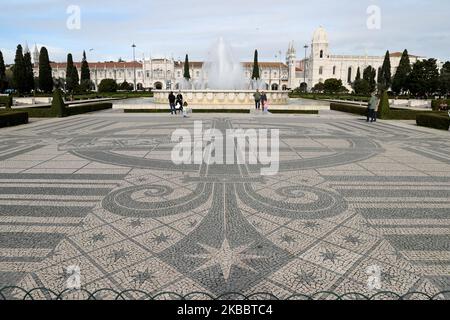 Am 27. November 2019 ist auf dem Imperio-Platz vor dem Jeronimos-Kloster in Belem, Lissabon, Portugal, ein gemusterter Bürgersteig abgebildet. Der portugiesische Bürgersteig (Calada Portuguesa) stammt aus der Mitte des 19.. Jahrhunderts und ist ein traditioneller Bürgersteig, der in vielen Fußgängerzonen des Landes und in ehemaligen portugiesischen Kolonien wie Macau und Brasilien verwendet wird. Wird aus kleinen Steinstücken hergestellt, die in einem Muster oder Bild angeordnet sind und in der Regel auf Gehwegen verwendet werden, aber in Quadraten und Atrien findet diese Kunst ihren tiefsten Ausdruck. (Foto von Pedro FiÃºza/NurPhoto) Stockfoto