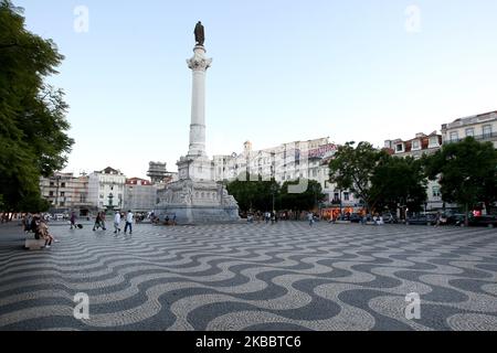 Lisbons zentraler Platz Dom Pedro IV, allgemein bekannt als der Rossio-Platz, ist mit schwarzen und weißen Kalksteinwellen gepflastert, ein Verweis auf das maritime Erbe Portugals, in Lissabon, Portugal am 14. August 2019. (Dateiabbild). Der portugiesische Bürgersteig (Calada Portuguesa) stammt aus der Mitte des 19.. Jahrhunderts und ist ein traditioneller Bürgersteig, der in vielen Fußgängerzonen des Landes und in ehemaligen portugiesischen Kolonien wie Macau und Brasilien verwendet wird. Wird mit kleinen Steinstücken in einem Muster oder Bild angeordnet, in der Regel auf Gehwegen verwendet, aber es ist in Quadraten und Atrien, dass diese Kunst findet seinen tiefsten ex Stockfoto