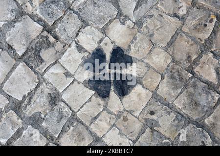 Ein gemusterter Straßenbelag ist am 14. August 2019 in Lissabon, Portugal, abgebildet. (Bild der Datei) der portugiesische Bürgersteig (Calada Portuguesa) stammt aus der Mitte des 19.. Jahrhunderts und ist ein traditioneller Bürgersteig, der in vielen Fußgängerzonen des Landes und in ehemaligen portugiesischen Kolonien wie Macau und Brasilien verwendet wird. Wird aus kleinen Steinstücken hergestellt, die in einem Muster oder Bild angeordnet sind und in der Regel auf Gehwegen verwendet werden, aber in Quadraten und Atrien findet diese Kunst ihren tiefsten Ausdruck. (Foto von Pedro FiÃºza/NurPhoto) Stockfoto