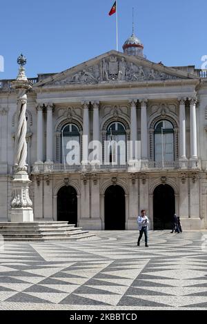 Am 4. September 2019 ist vor der Stadtverwaltung von Lisbons auf dem Municipio-Platz in Lissabon, Portugal, ein gemusterter Bürgersteig abgebildet. (Dateiabbild). Der portugiesische Bürgersteig (Calada Portuguesa) stammt aus der Mitte des 19.. Jahrhunderts und ist ein traditioneller Bürgersteig, der in vielen Fußgängerzonen des Landes und in ehemaligen portugiesischen Kolonien wie Macau und Brasilien verwendet wird. Wird aus kleinen Steinstücken hergestellt, die in einem Muster oder Bild angeordnet sind und in der Regel auf Gehwegen verwendet werden, aber in Quadraten und Atrien findet diese Kunst ihren tiefsten Ausdruck. (Foto von Pedro FiÃºza/NurPhoto) Stockfoto