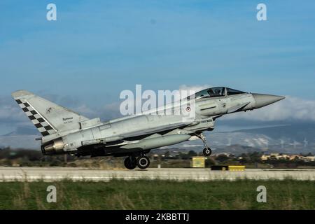 Eurofighter der italienischen Luftwaffe beim Start vom 37-Grad-Luftwaffenstützpunkt Stormo. Die „Personnel Recovery Week 19-01“ war die Trainingsaktivität im 37.-Flügel der italienischen Luftwaffe. Fucilieri dell'Aria, Special Force Operators, Eurofighter-Piloten, HH-139A- und CAEW-Besatzungen (Conformal Airborne Early Warning), die in Kampfrettungs-Operationen für Militär- und Zivilpersonal ausgebildet wurden, das in feindseligen Gebieten isoliert ist. 27. November 2019 in Trapani, Italien (Foto von Francesco Militello Mirto/NurPhoto) Stockfoto