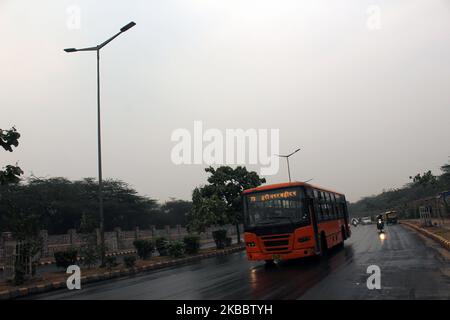 Der Verkehr bewegt sich während eines plötzlichen Regens, der die Temperatur der Stadt in der Nähe des Buddha Jayanti Parks am 27. November 2019 in Neu-Delhi, Indien, herabließ. Der plötzliche Regen auf dem NCR in Delhi führte auch zu einer Verbesserung des Luftqualitätsindex, der im Vergleich zu den letzten Wochen sehr schlecht war. (Foto von Mayank Makhija/NurPhoto) Stockfoto