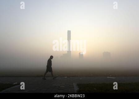 Smog in Kalkutta, Indien, 29. November 2019. Laut Medienbericht warnte Indiens Bundesumweltbehörde vor Kohlekraftwerken in Neu-Delhi, die keine Fristen zur Einhaltung der Emissionsstandards einhalten. (Foto von Indranil Aditya/NurPhoto) Stockfoto