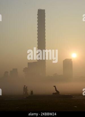 Smog in Kalkutta, Indien, 29. November 2019. Laut Medienbericht warnte Indiens Bundesumweltbehörde vor Kohlekraftwerken in Neu-Delhi, die keine Fristen zur Einhaltung der Emissionsstandards einhalten. (Foto von Indranil Aditya/NurPhoto) Stockfoto