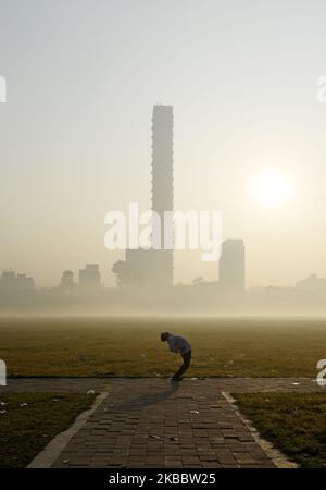 Smog in Kalkutta, Indien, 29. November 2019. Laut Medienbericht warnte Indiens Bundesumweltbehörde vor Kohlekraftwerken in Neu-Delhi, die keine Fristen zur Einhaltung der Emissionsstandards einhalten. (Foto von Indranil Aditya/NurPhoto) Stockfoto