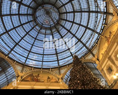 Der alljährliche Weihnachtsbaum von Swarovski befindet sich am 2019. November im Zentrum der Gallerie Vittorio Emanuele in Mailand, Italien. Der Baum ist mehr als 12 Meter hoch und mit mehr als 10.000 Ornamenten geschmückt, darunter mehr als 2.000 Weihnachtssterne aus Swarovski-Kristall, die von 36.000 Lichtern beleuchtet und von einer imposanten kristallisierten sternförmigen Spitze verziert werden. Swarovski ist ein österreichischer Glashersteller mit Hauptsitz in Wattens, Österreich. Swarovski ist ein Familienunternehmen, seit es 1895 von Daniel Swarovski gegründet wurde. (Foto von Mairo Cinquetti/NurPhoto) Stockfoto