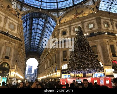 Der alljährliche Weihnachtsbaum von Swarovski befindet sich am 2019. November im Zentrum der Gallerie Vittorio Emanuele in Mailand, Italien. Der Baum ist mehr als 12 Meter hoch und mit mehr als 10.000 Ornamenten geschmückt, darunter mehr als 2.000 Weihnachtssterne aus Swarovski-Kristall, die von 36.000 Lichtern beleuchtet und von einer imposanten kristallisierten sternförmigen Spitze verziert werden. Swarovski ist ein österreichischer Glashersteller mit Hauptsitz in Wattens, Österreich. Swarovski ist ein Familienunternehmen, seit es 1895 von Daniel Swarovski gegründet wurde. (Foto von Mairo Cinquetti/NurPhoto) Stockfoto